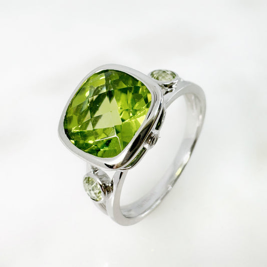 18k White Gold Peridot Ring