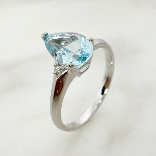 18K White Gold Pear Blue Topaz Ring with Diamonds