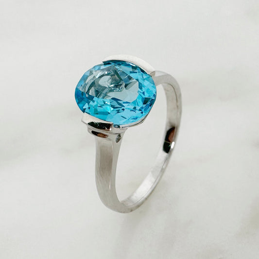 18K White Gold Oval Blue Topaz Ring