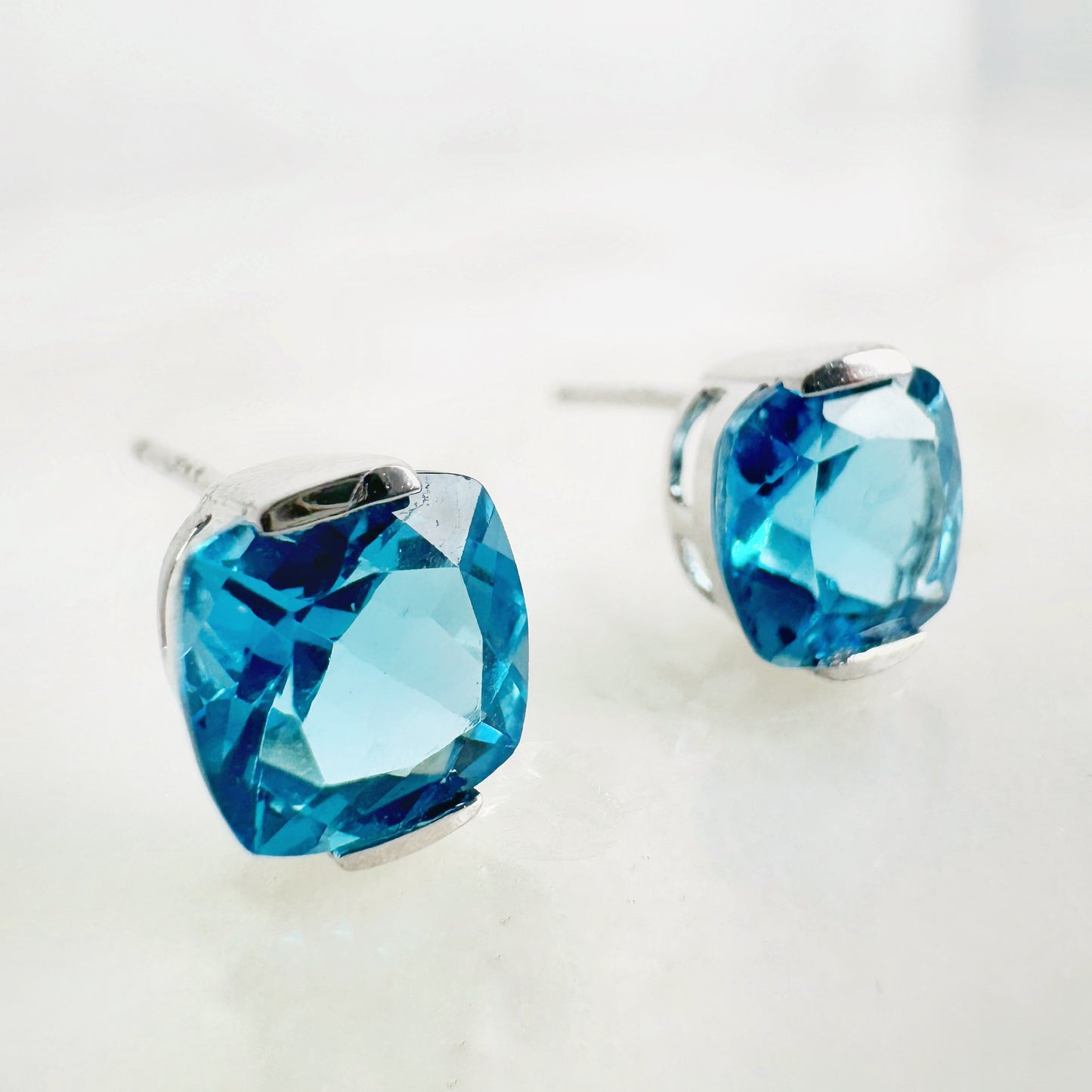 14k White Gold Swiss Blue Topaz Earring