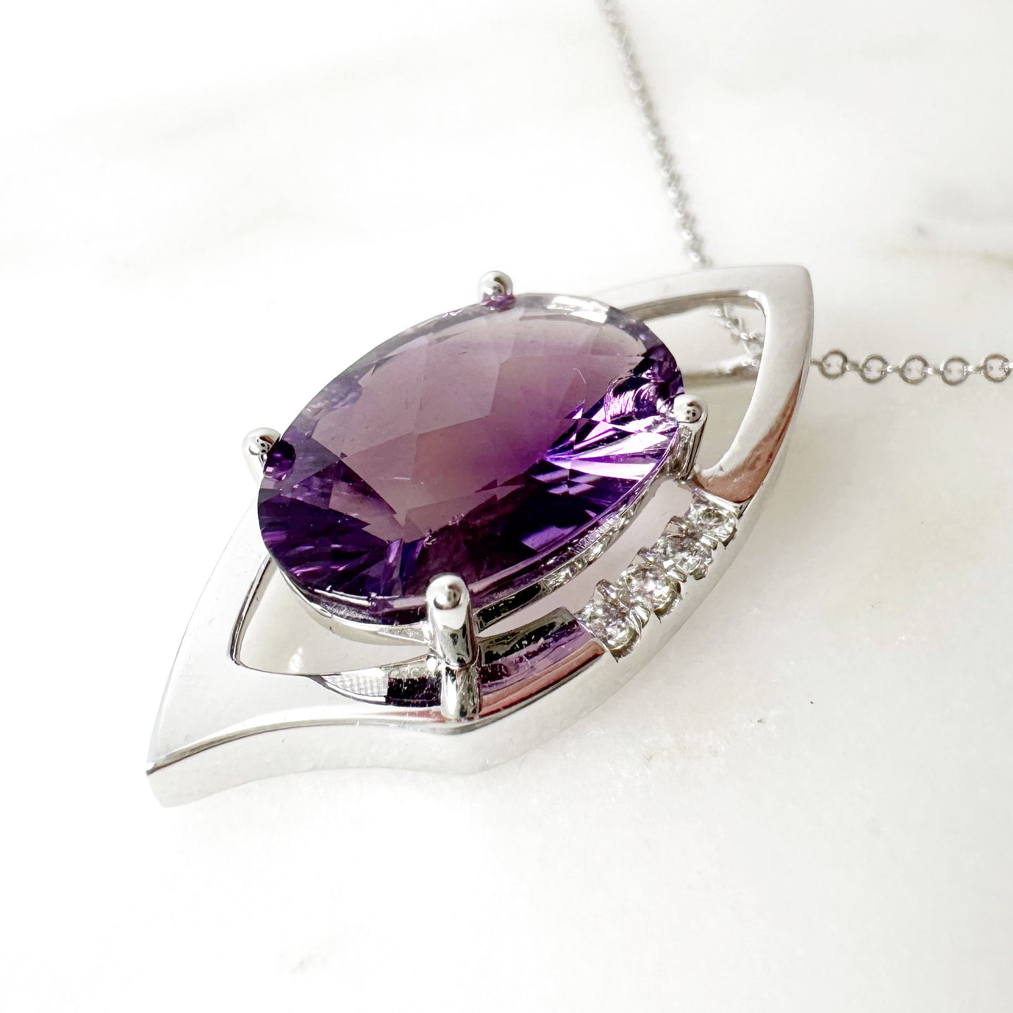 18K White Gold Oval Amethyst Pendant with Diamonds