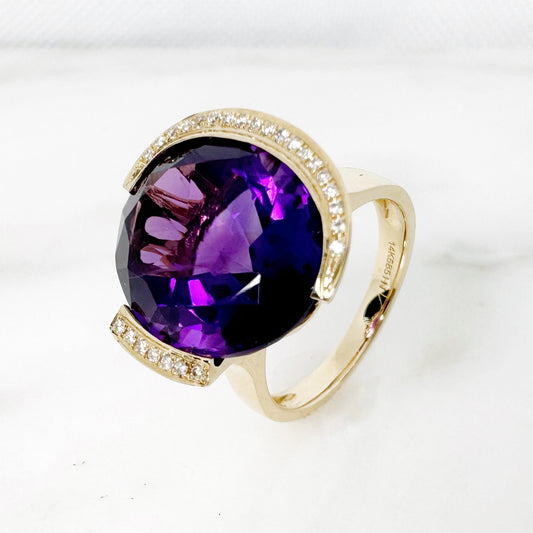 14K Yellow Gold Oval Amethyst Ring with Diamonds