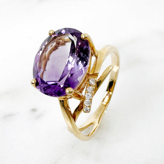 18K Yellow Gold Oval Amethyst Ring with Diamonds