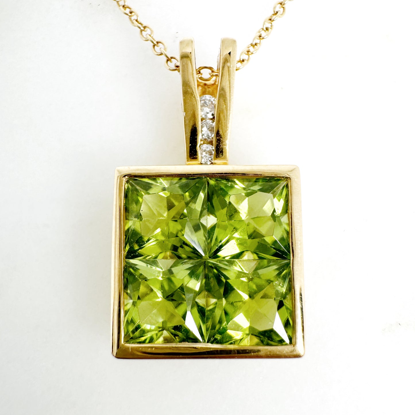 18K Yellow Gold squard Peridot Pendant with Diamonds