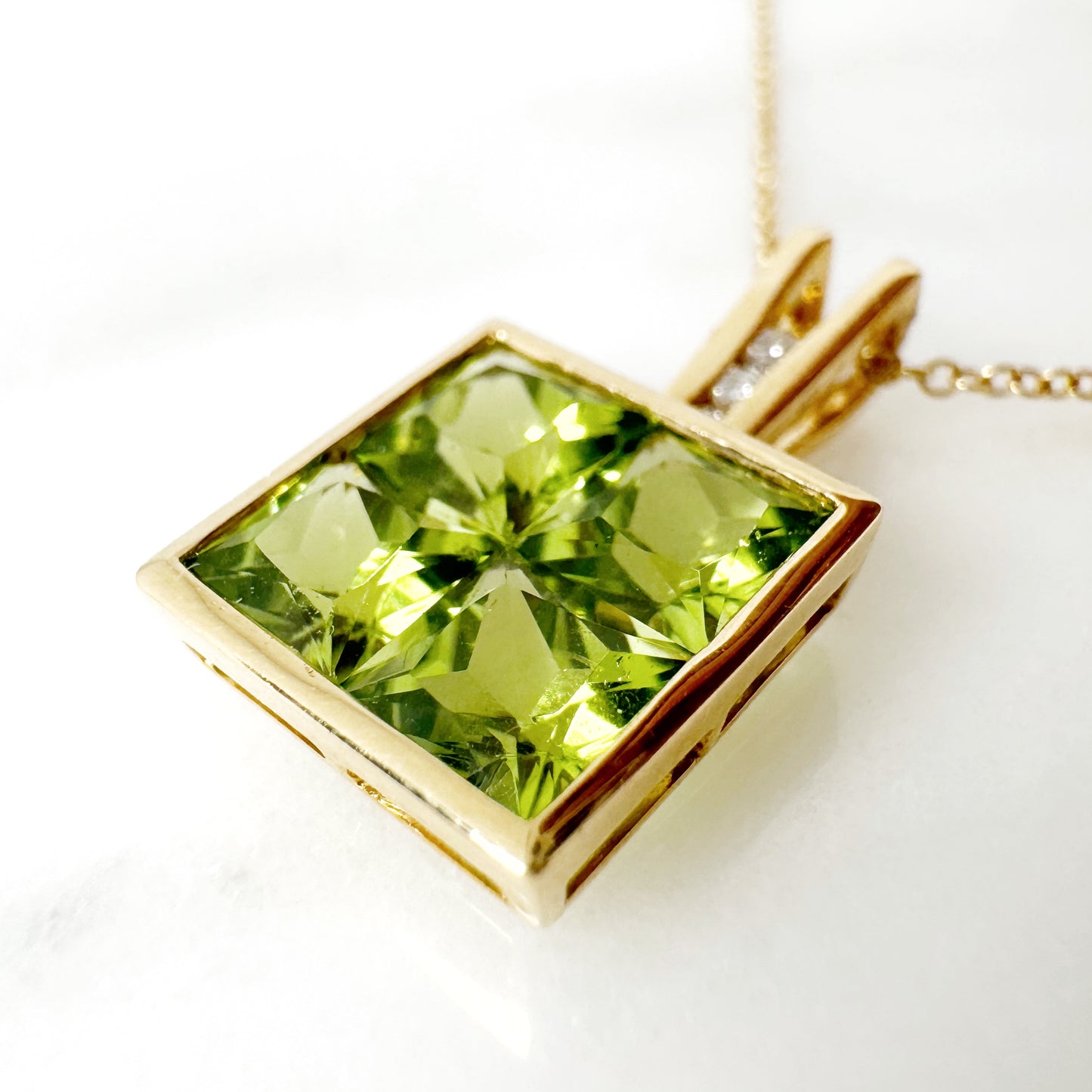 18K Yellow Gold squard Peridot Pendant with Diamonds