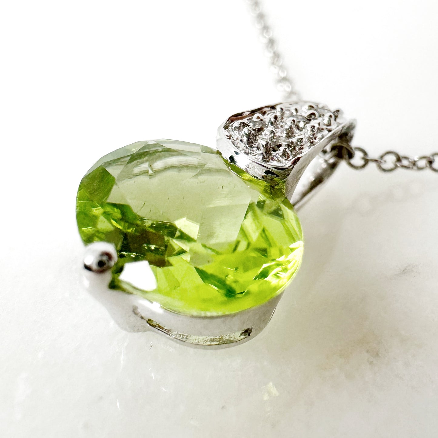 18K White Gold Oval Peridot Pendant with Diamonds