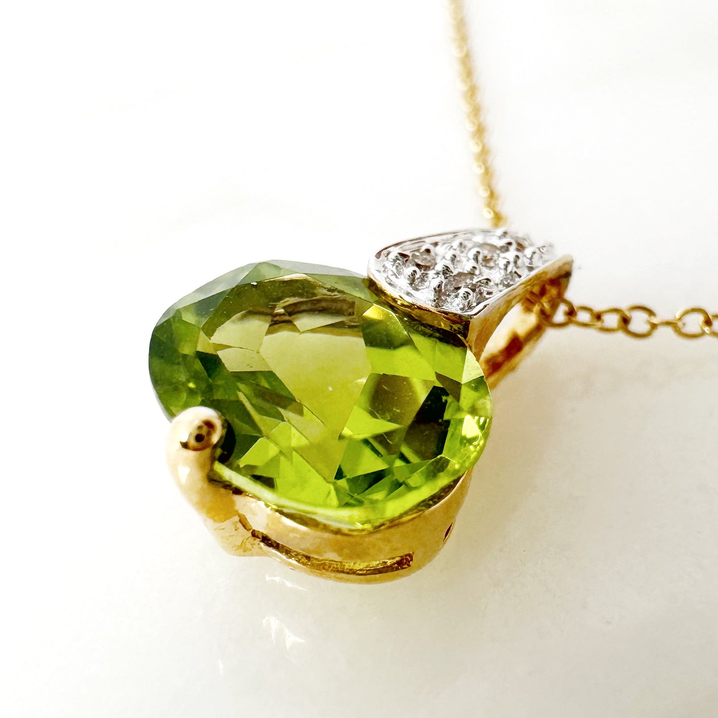 18K Yellow Gold Oval Peridot Pendant with Diamonds