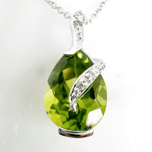 18K White Gold pearl Peridot Pendant with Diamonds