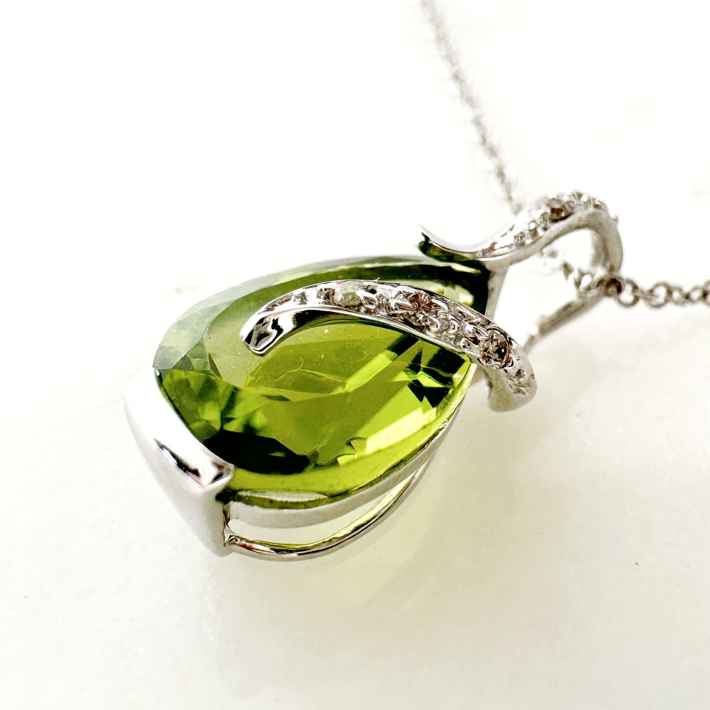 18K White Gold pearl Peridot Pendant with Diamonds