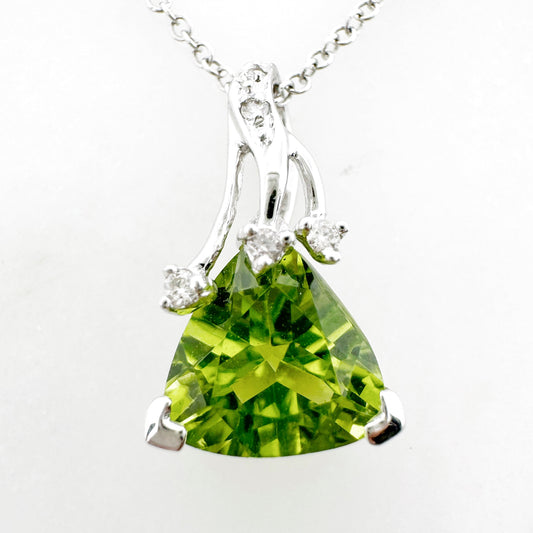 18K White Gold triangle Peridot Pendant with Diamonds