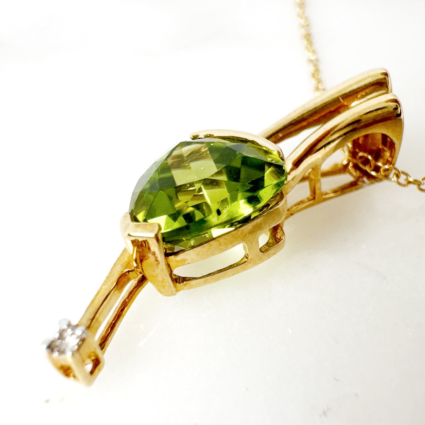 18K Yellow Gold triangle Peridot Pendant with Diamonds