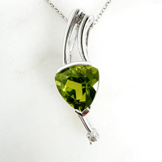 18K White Gold triangle Peridot Pendant with Diamonds