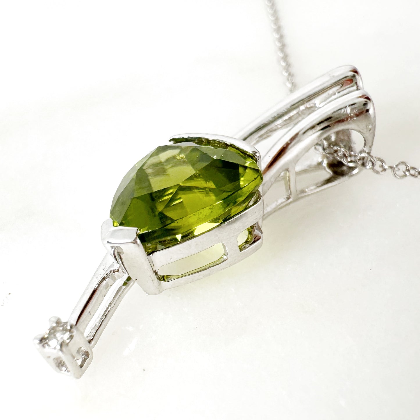 18K White Gold triangle Peridot Pendant with Diamonds