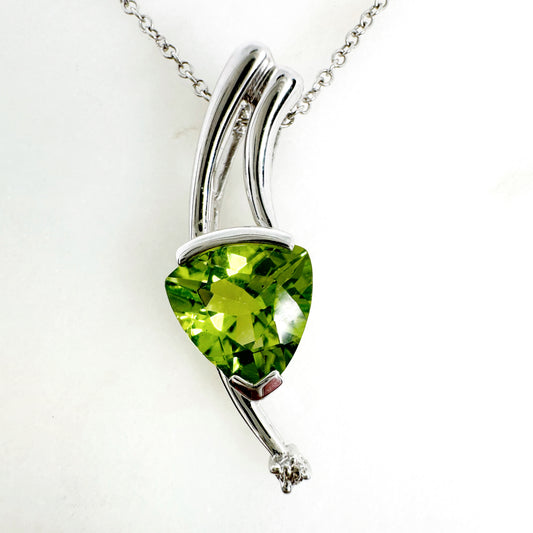 18K White Gold triangle Peridot Pendant with Diamonds