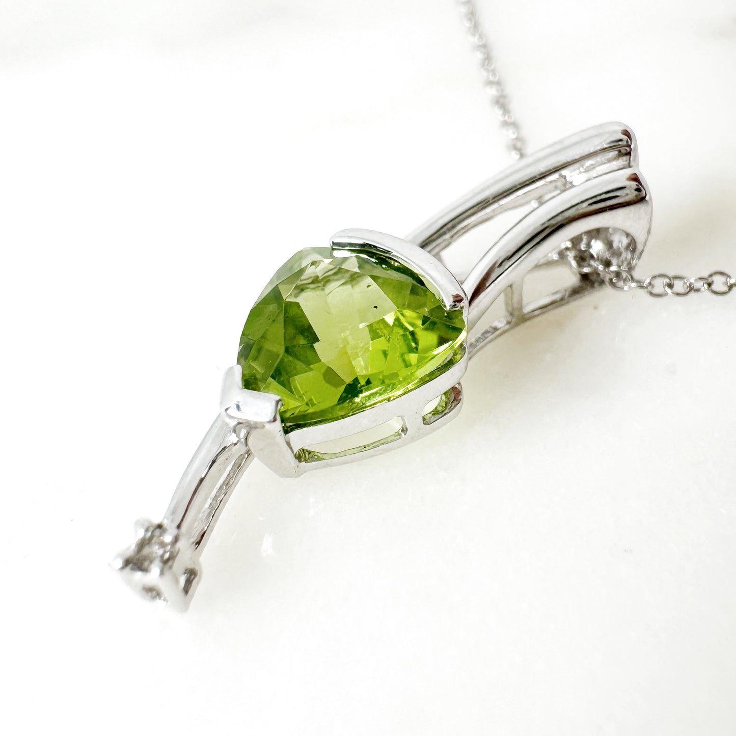 18K White Gold triangle Peridot Pendant with Diamonds