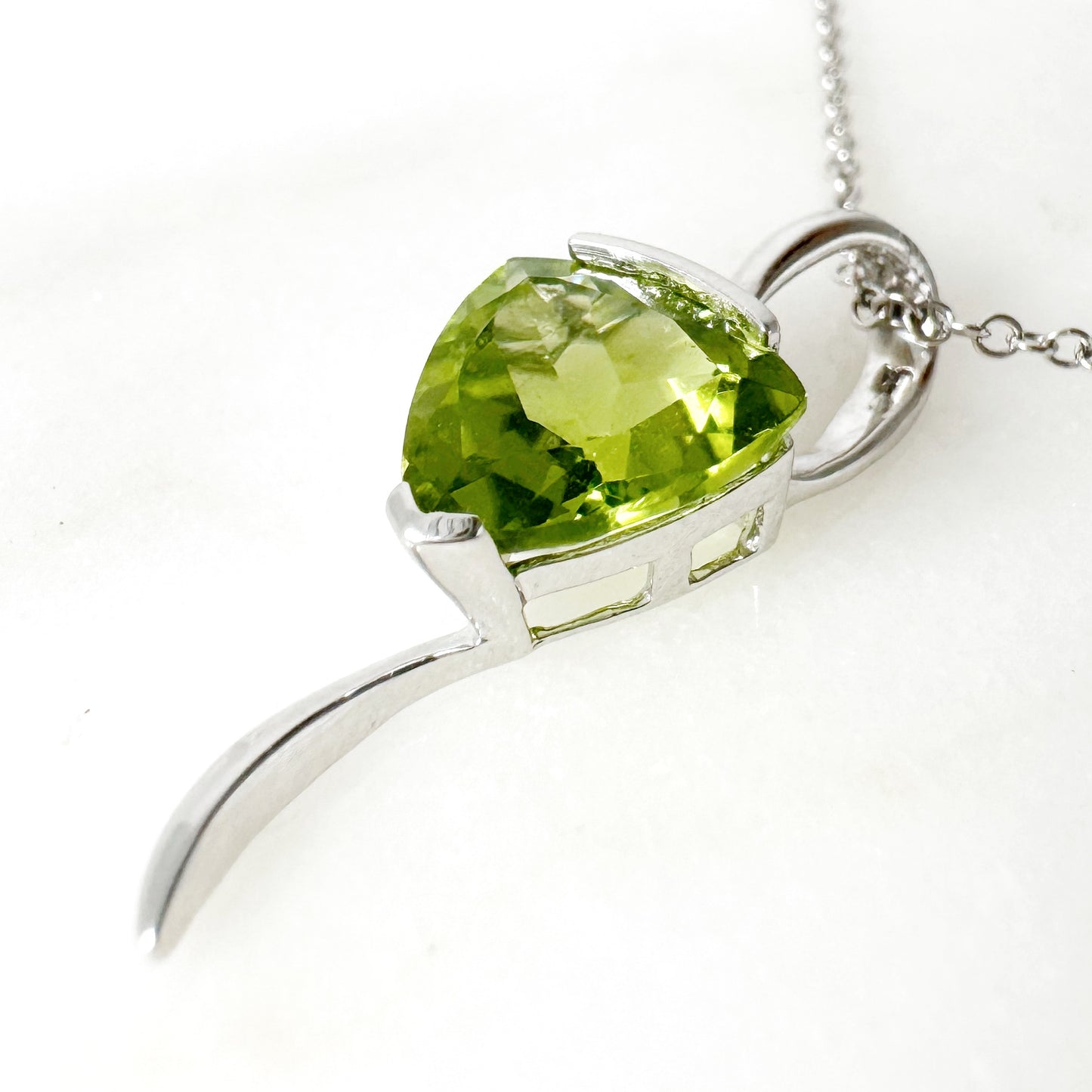 18K White Gold triangle Peridot Pendant