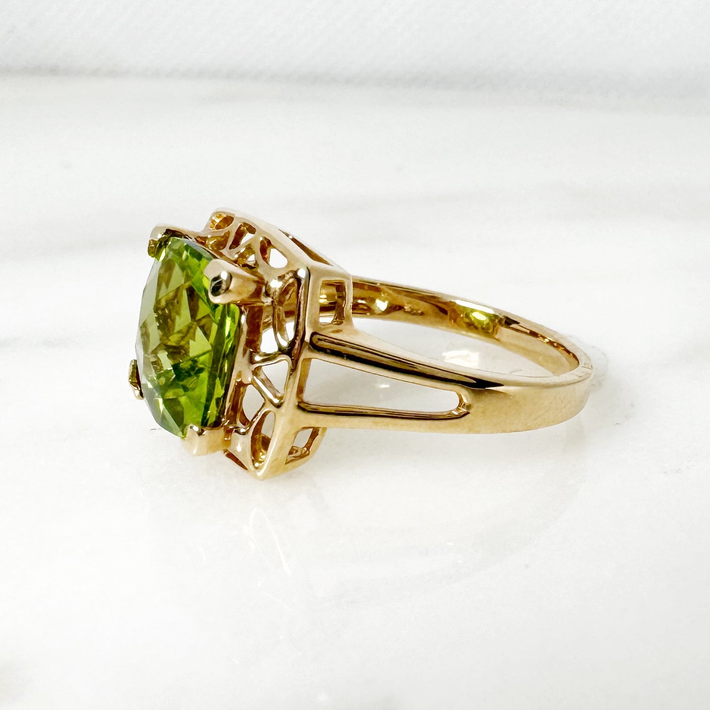 14K Yellow Gold Cusion Peridot Ring