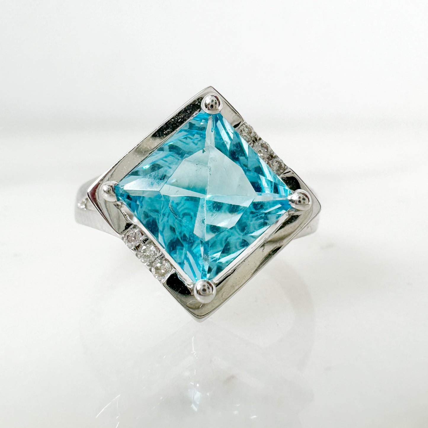 18K White Gold Squard Blue Topaz Ring with Diamonds