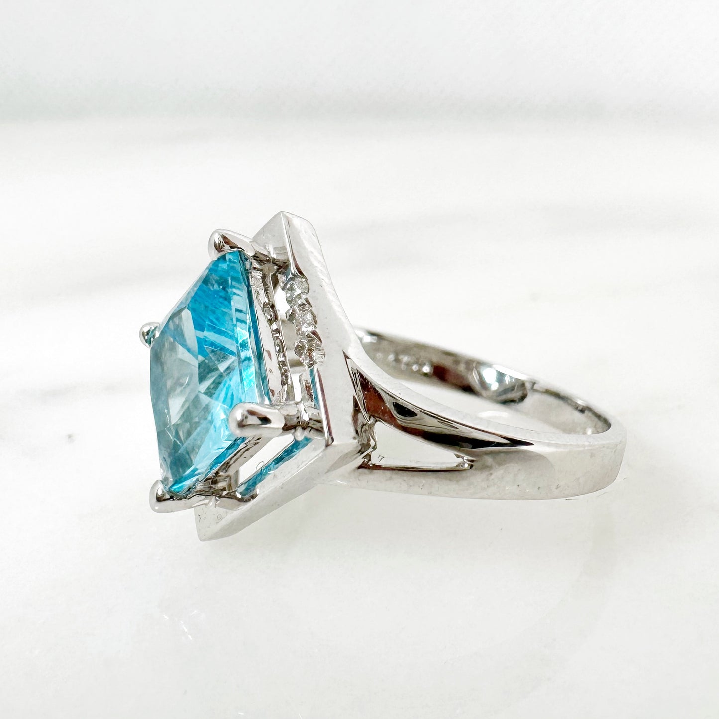 18K White Gold Squard Blue Topaz Ring with Diamonds