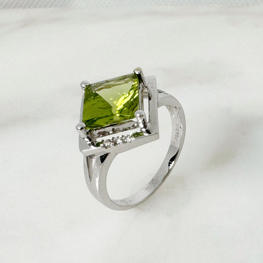 18K White Gold Square Peridot Ring with Diamonds