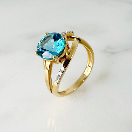 18K Yellow Gold Round Blue Topaz Ring with Diamonds