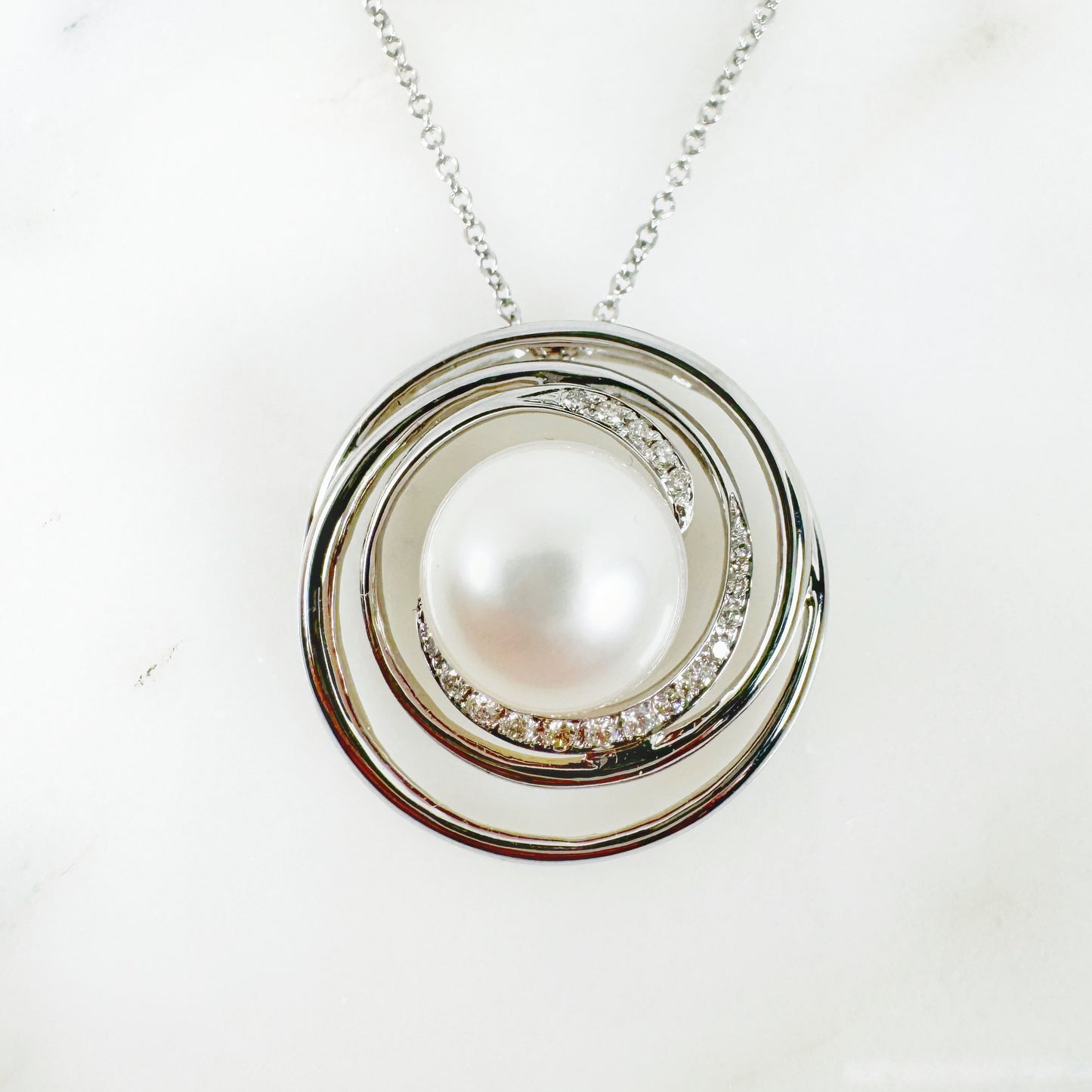 18k White Gold Fresh Water Pearl Pendant with Diamonds