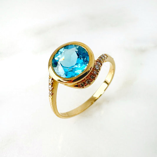 18K Yellow Gold Round Blue Topaz Ring with Diamonds