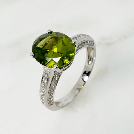 18K White Gold Oval Peridot Ring with Diamonds